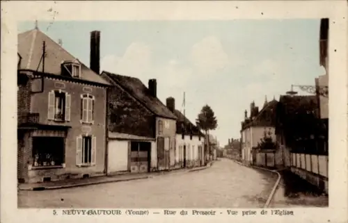 Ak Neuvy Sautour Yonne, Straße Rue du Pressoir, Blick auf die Kirche,  aus Yonne