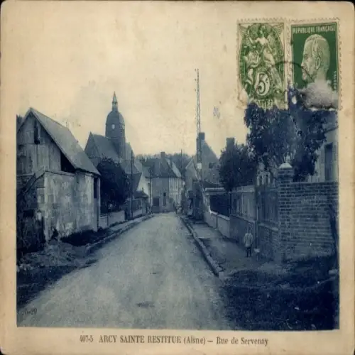Ak Arcy Sainte Restitue Aisne, Straße Rue de Servenay, Häuser, Kirche, Poststempel, Briefmarken