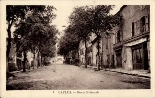 Ak Caylus Tarn et Garonne,  Route Nationale, Straße mit Bäumen, Geschäft namens POUSSOU