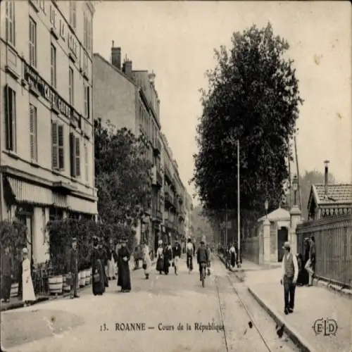 Ak Roanne Loire, Cours de la République, Straßenansicht, Menschen, Fahrräder, Geschäfte