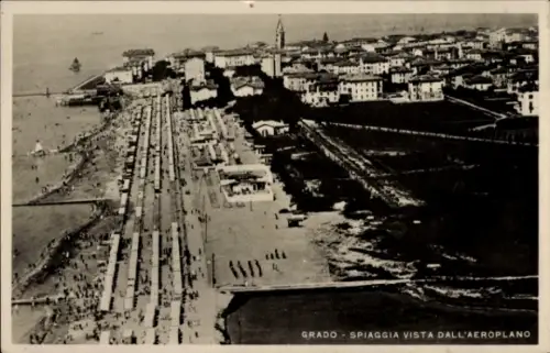 Ak Grado Friuli Venezia Giulia, Luftaufnahme von  Strandpromenade, Häuser, Küstenlandschaft