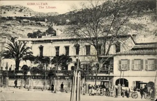 Ak Gibraltar,  die Bibliothek, Gebäude, Palmen, Menschen, Fahrräder