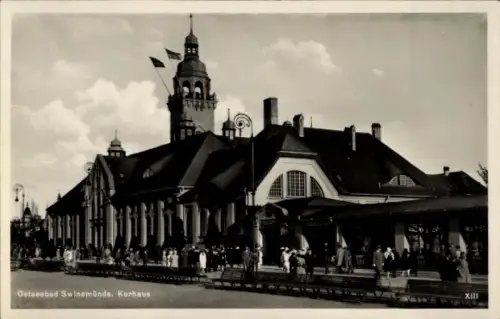 Ak Świnoujście Swinemünde Pommern, Kurhaus, Ostseebad   Architektur, Menschenmenge