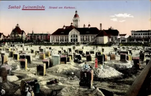Ak Świnoujście Swinemünde Pommern, Seebad  Strand am Kurhaus, viele Strandkörbe