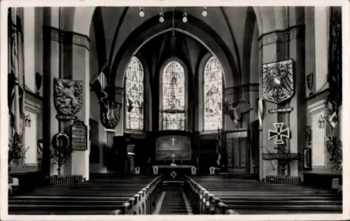 Ak Wilhelmshaven an der Nordsee, Innere der Marine-Gedächtnis-Kirche, Kirchenbänke, farbige Fenst