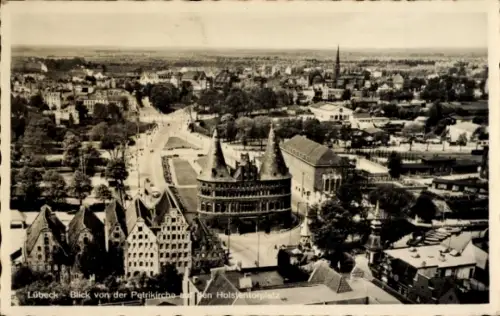 Ak Hansestadt Lübeck, Luftaufnahme von  Petrikirche, Holstentorplatz,  Gebäude