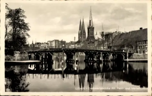 Ak Hansestadt Lübeck, Lübeck-Dankwartsbrücke, Petri- und Marienkirche,  Stadtansicht