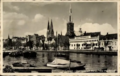 Ak Hansestadt Lübeck, Panoramaansicht von  Obertrave, Marien- und Petrikirche, Hafenboote