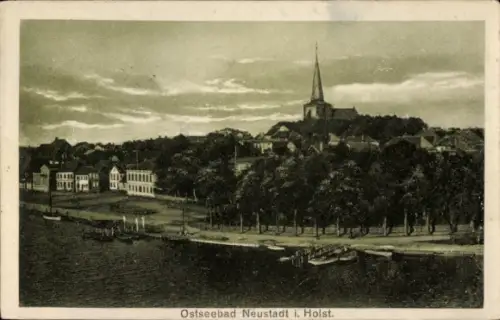 Ak Neustadt in Holstein, Ostseebad Neustadt i. Holst., Blick auf Stadt und Kirche, Küstenansicht