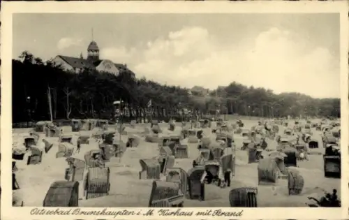 Ak Ostseebad Brunshaupten Kühlungsborn, Kurhaus am Strand, viele Strandkörbe, Wald im Hintergrund