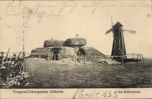 Ak Döberitz im Havelland, Truppenübungsplatz, Windmühle, Soldaten,  Szene