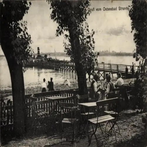 Ak Ostseebad Strande in Schleswig-Holstein, Ostseebad  Pier mit Menschen, Bäume, Tische , See