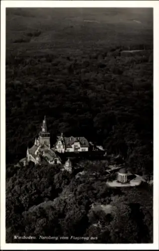 Ak Wiesbaden in Hessen, Luftaufnahme vom Neroberg, neroberg Hotel, Bäume,  Architektur