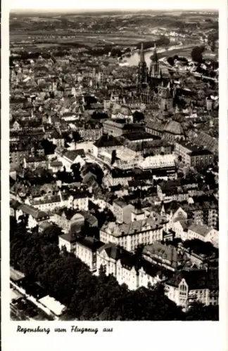 Ak Regensburg an der Donau Oberpfalz, Luftaufnahme von   Gebäude, Stadtansicht