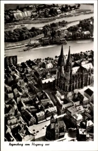 Ak Regensburg an der Donau Oberpfalz, Luftaufnahme,  Dom, Stadtansicht, schwarz-weiß