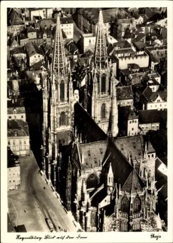 Ak Regensburg an der Donau Oberpfalz, Luftaufnahme der Kathedrale,  Blick auf den Dour,  