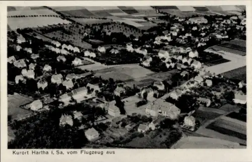 Ak Kurort Hartha Hintergersdorf Tharandt im Erzgebirge, Luftaufnahme von  Häuser, Felder