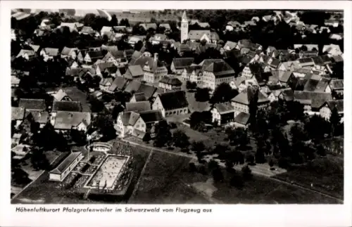 Ak Pfalzgrafenweiler im Schwarzwald Württemberg, Luftaufnahme von  Schwarzwald, Schwimmbad, Kirch