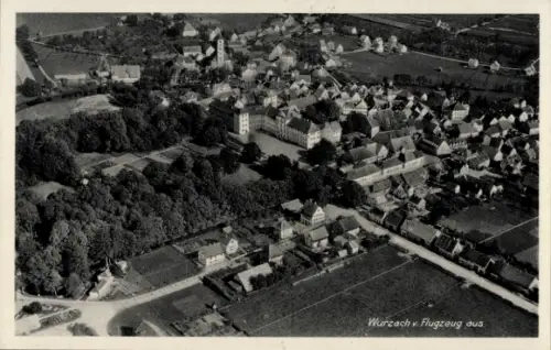 Ak Bad Wurzach in Oberschwaben, Luftbild von  viele Häuser, Kirche, Bäume, Landschaft