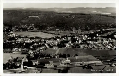 Ak Unterurbach Urbach im Remstal, Luftaufnahme von  grüne Landschaft, Wohnhäuser, Gebäude