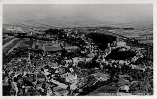 Ak Flehingen Oberderdingen in Baden, Luftaufnahme von Flehingen,Feldern, Häusern, Kirche, Flugzeu