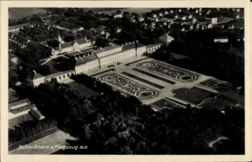 Ak Schleißheim in Oberbayern, Luftaufnahme, Schloss, Gartenanlagen, Architektur