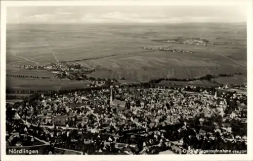 Ak Nördlingen in Schwaben, Luftaufnahme von   Stadt, keine Personen sichtbar
