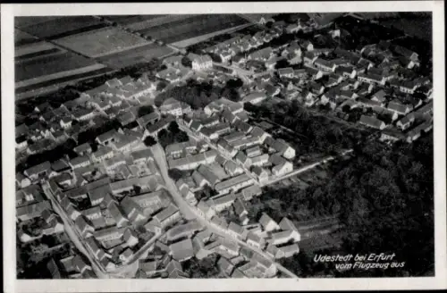 Ak Udestedt in Thüringen, Luftaufnahme von Udestedt, Landschaft, Gebäude, Flugzeugansicht