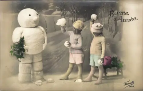 Ak Fröhliches Neujahr, Schneemann, zwei Jungen mit Schneebällen