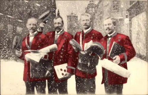 Ak Vier Postboten in roten Uniformen, Winter, Schnee