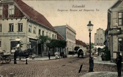 Ak Salzwedel in der Altmark, Neuperver Straße mit Neuperver Tor