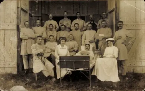 Foto Ak Aurich in Ostfriesland, Lazarett, verwundete Soldaten, Krankenschwestern