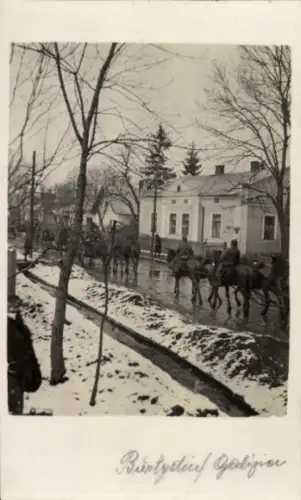 Foto Ak Burlydin? Galizien, Kriegsschauplatz 1. WK, deutsche Soldaten, Reiterkolonne