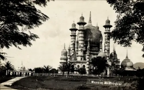 Ak Kangsar Malaysia, Ansicht der Moschee, Minarette, Bäume 