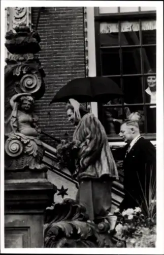 Ak H.M. Koningin Juliana bezoek aan Stadhuis te Sneek, 26 Sept 1950