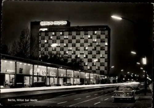 Ak Berlin Tiergarten, Blick auf das Hilton Hotel bei Nacht