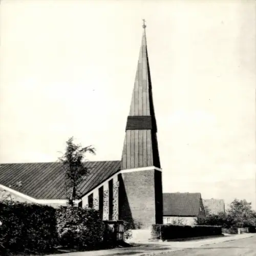 Ak Ahrensburg in Holstein, St. Johannis-Kirche, spitziger Kirchturm, umliegende Wohnhäuser