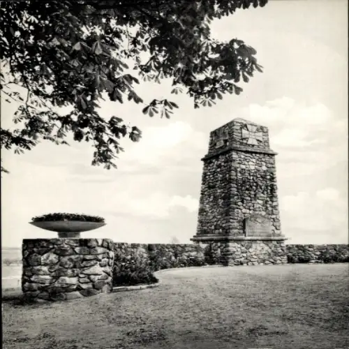 Ak Ahrensburg in Holstein, Kriegerdenkmal, Kastanienallee, Steinmauer, Blumenschale