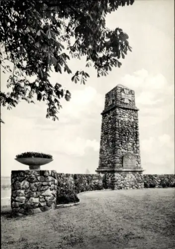 Ak Ahrensburg in Holstein, Kriegerdenkmal, Kastanienallee, Steinmauer, Blumenschale