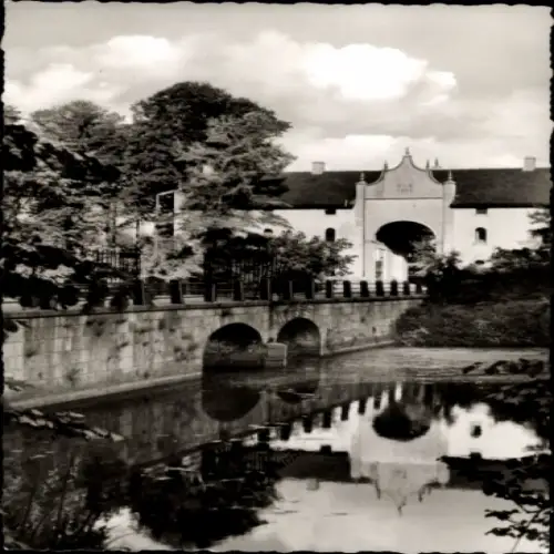 Ak Ahrensburg in Holstein, Torhaus, Schlossbrücke