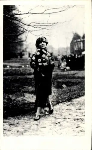 Foto Juliana Prinzessin der Niederlande mit Rosenstrauß