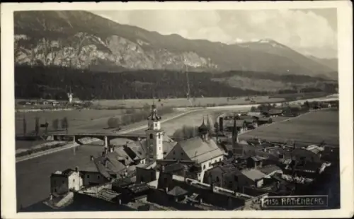 Ak Rattenberg am Inn Tirol, Schöne Landschaft, Rattenberg mit Kirchturm, Berge im Hintergrund, sc