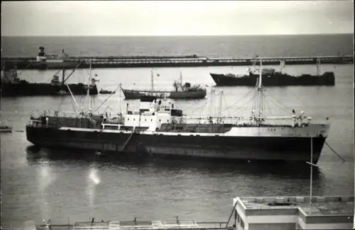 Foto Ak Frachtschiff im Hafen