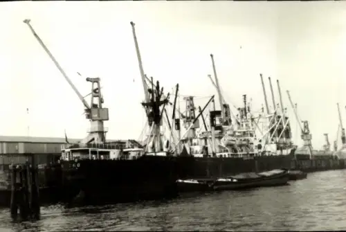 Foto Frachtschiff im Hafen