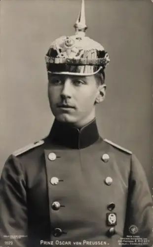 Ak Oskar Prinz von Preußen, Portrait in Uniform mit Pickelhaube