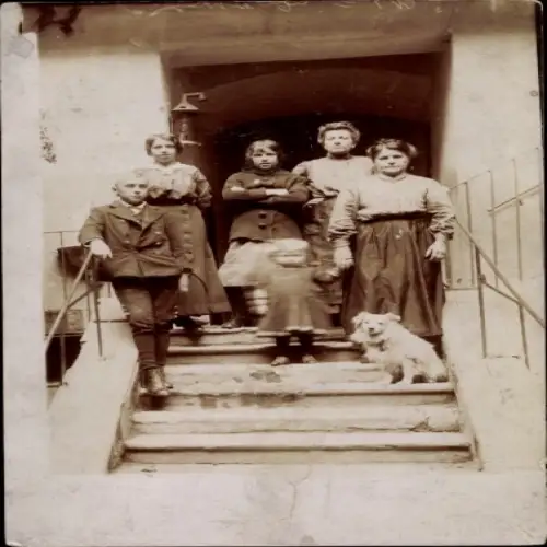 Foto Ak Familienbild, Kinder, Frauen, Treppen, Hund