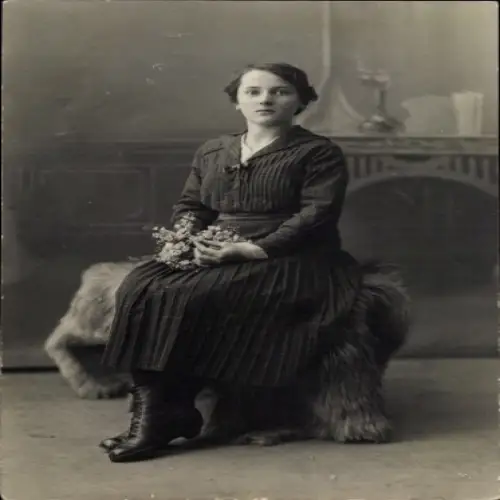 Foto Ak Frau-Porträt, Kleid, Pelz