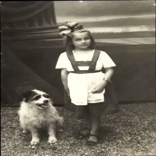 Foto Ak Mädchen mit Hund, Porträt