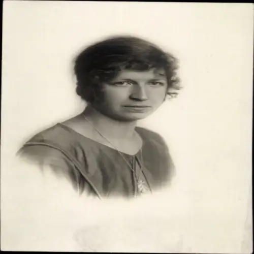Foto Ak Frau-Porträt, Frisur, Lockige Haare