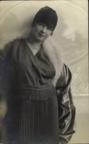 Foto Ak Frau-Porträt, Hut, Kleid